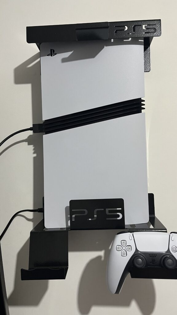 PS5 Pro instalado no suporte de parede